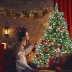 Kunstkerstboom met verlichting, dennenboom, groen, pvc, met sneeuweffect, met dennenappels, kerstdecoratie met metalen standaard