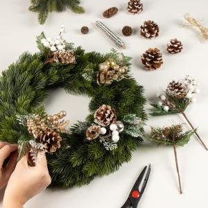 6 x decoratieve maretak, decoratieve maretakjes om op te hangen, decoratieve takken als knutselbenodigdheden, verfraait geschenken en potpourris (6 stuks - wit + goudkleurig)
