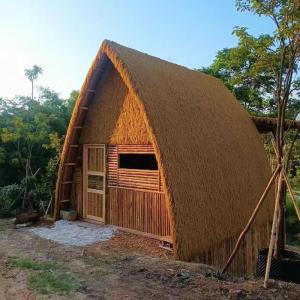 Künstliches Strohdach, Reetgedeckte Hausfliesen, Mexikanische Stil Synthetisches Reetdach Palmgras Rolle, Strohfliesen, Strohdach Deko, Gartenzaun-Dekoration Und Bar-Dekoration(0.