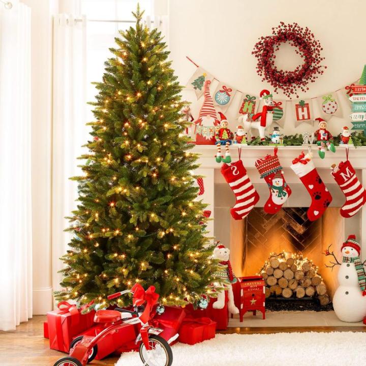 Kunstkerstboom van 210 cm met RGB-ledverlichting, afstandsbediening en realistische dennenlook, perfecte kerstdecoratie voor binnenruimtes, ideaal voor een feestelijke stemming