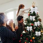 1 + 4 stuks witte strikken voor Kerstmis, kerstboom, strikken, glitter, kerstboomversiering voor familiefeesten, feestdecoratie voor Kerstmis, vakantie, bruiloft, feesten (2 maat)