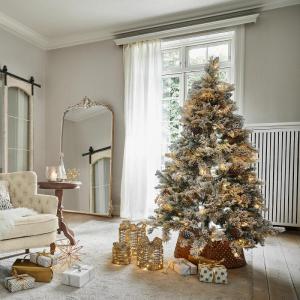 Weihnachtsbaum Karélisse, Realistische Kunstschnee-Beflockung, 240 Warmweiße LEDs, Dichtes Nadelwerk, Christbaum, Weihnachten, PVC, Eisendraht, Polyethylen, grün/weiß