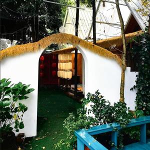 Künstliches Strohdach, Gefälschtes Strohdach, Synthetisches Strohgrasdach, Synthetische Palmgras-Rolle, PE-Kunststoffpalmen-Dachrasenrolle, Für Bar Garten Terrasse Pavillons Hau