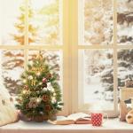 2 x kerstboom met decoratieve lichtketting, 30 leds, warm wit, 60 cm, mini-kunstkerstboom met dennenappels en taxbessen, tafelkerstboom, kerstdecoratie, materiaal PE, voor Kerstmis