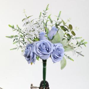 met vaas kunstmatige blauwe roos bloemen in vaas nep eucalyptus plant bloemstuk voor tafel middenstukken, babyshower, thuis keuken kantoor coffeeshop decoraties