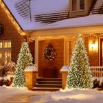 Kunstkerstboom met verlichting, 150 cm, PVC/PE, natuurgetrouw met sneeuwpunten en houten sokkel, kerstboom, kerstdecoratie