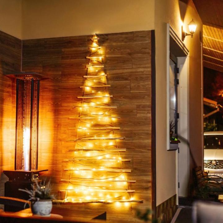 Handgemaakte kerstboom 205 cm hoog, van hazelnoothout, decoratieve hanger, met 10 m ledverlichting, houten platen verbonden met een jute touw met een dikte van 6 mm