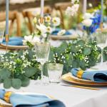 2 stuks kunstmatige eucalyptus slingers, slingers, slinger met groene bladeren, witte bloemen, slinger, kunstplant, hangplant voor achtergrond, bruiloft, decoratie, tafelloper, mid