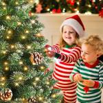 Kunstkerstboom, dennenboom met verlichting, 350 leds, warm wit, incl. metalen standaard, 820 takken, pvc-kerstboom voor kerstdecoratie (180 cm, sneeuweffect, dennenappels + led)