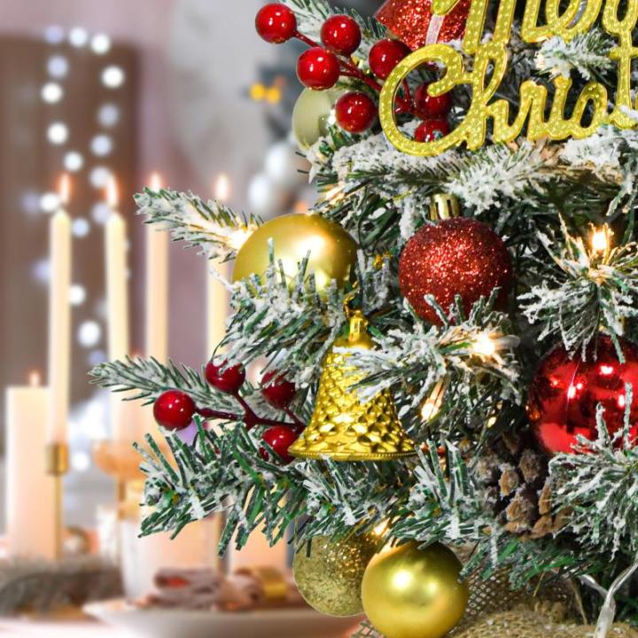 Mini-kerstboom met led, 45 cm kleine kerstboom, versierd met kunstsneeuw en ornamenten, mini-dennenboom voor kerstdecoratie (rood, zilver, goud)