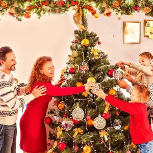 Gepersonaliseerde kersthangers met 6 namen - 2023 houten kerstboomversiering gepersonaliseerde familie, partner huisdier en vrienden