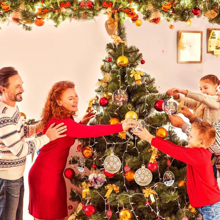 Gepersonaliseerde kersthangers met 6 namen - 2023 houten kerstboomversiering gepersonaliseerde familie, partner huisdier en vrienden