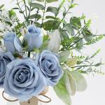 met vaas kunstmatige blauwe roos bloemen in vaas nep eucalyptus plant bloemstuk voor tafel middenstukken, babyshower, thuis keuken kantoor coffeeshop decoraties