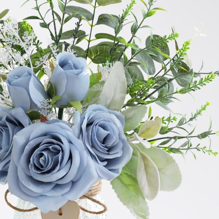 met vaas kunstmatige blauwe roos bloemen in vaas nep eucalyptus plant bloemstuk voor tafel middenstukken, babyshower, thuis keuken kantoor coffeeshop decoraties