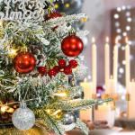 Mini-kerstboom met led, 45 cm kleine kerstboom, versierd met kunstsneeuw en ornamenten, mini-dennenboom voor kerstdecoratie, rood zilver