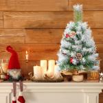 Kunstkerstboom, 60 cm, klein, met sneeuwvlokkendecoratie, dennenappels, rode bessen, dennenbladeren, 80 punten, linnen katoen en cementbasis voor feestelijke sfeer