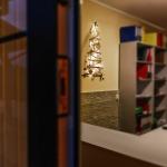 Handgemaakte kerstboom 95 cm hoog met decoraties, van hazelnoothout, decoratieve hanger, met 200 cm ledlampen, houten platen verbonden met een jute touw met een dikte van 6 mm