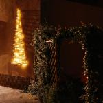 Handgemaakte kerstboom 205 cm hoog, van hazelnoothout, decoratieve hanger, met 10 m ledverlichting, houten platen verbonden met een jute touw met een dikte van 6 mm