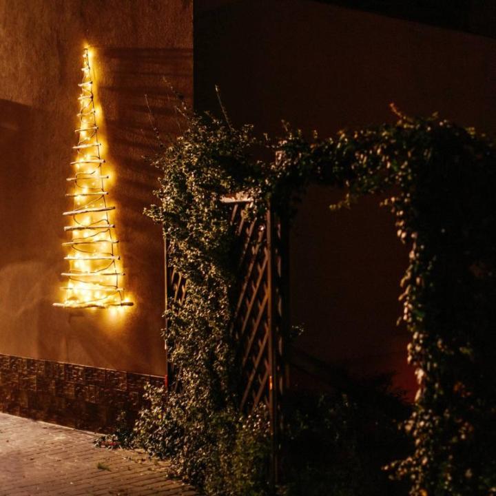 Handgemaakte kerstboom 205 cm hoog, van hazelnoothout, decoratieve hanger, met 10 m ledverlichting, houten platen verbonden met een jute touw met een dikte van 6 mm