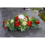 Grabaufleger aus künstlichen Textil Seidenblumen Rosen länglich 80cm groß XXL Friedhofsgesteck für Totensonntag Beerdigung wie Echt (Rot)