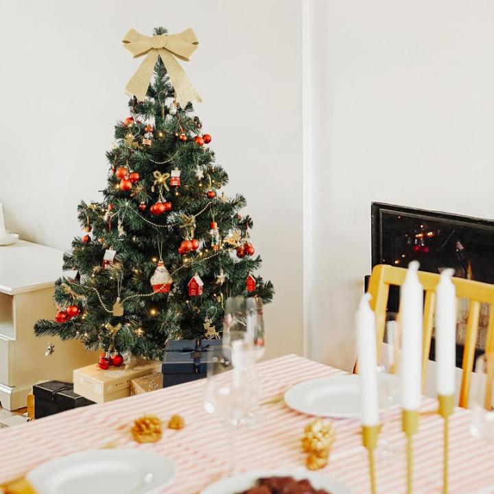Realistische Kunstmatige Kerstboom Fir Xmas Tree | Afmeting: 150 cm | Feestdagdecor | Diepgroene Dichte Takken Stabiele Stand | Binnen & Buiten
