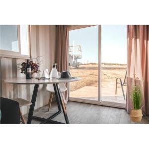 Kunstgras, kunstgras, decoogras, kunstplant, kamerplant, groene plant, kunstmatige plant, decoratie, in zwarte pot, zeer realistisch, groen (123 cm - artikelen. MN-KP-2221)