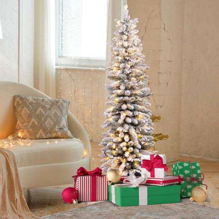 Schlanker Künstlicher Weihnachtsbaum 180cm, Beleuchteter Beflockter Weihnachtsbaum mit 140 LED-Lichtern & beflocktem Schnee, Tannenbaum mit Zementbasis, für Innen- & Außenbereic