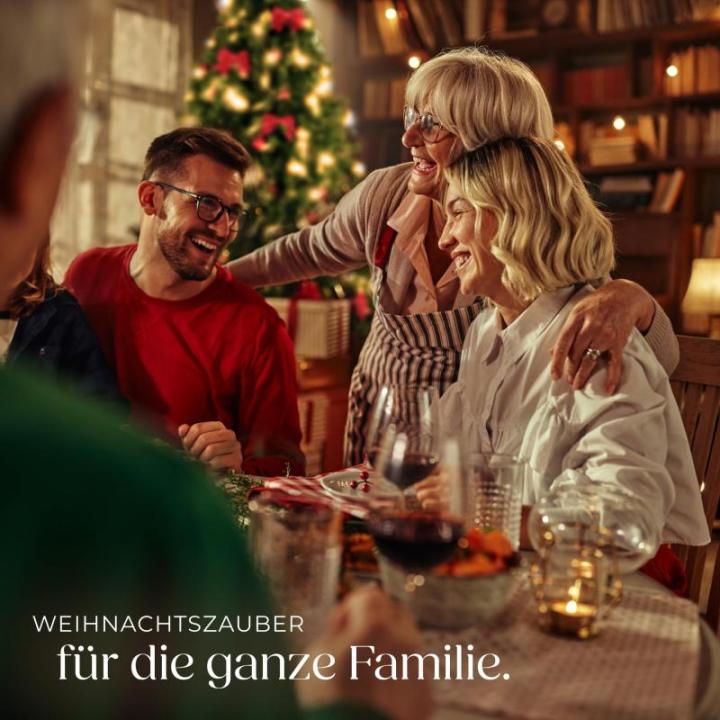 Künstlicher Weihnachtsbaum, naturgetreu, Weihnachtsbaum mit biegsamen Zweigen, voluminöses Nadelkleid, pflegeleicht, stabil, einfacher Aufbau, Tannenbaum künstlich als Weihnacht