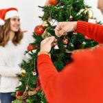 50 Pak Miniatuur Kerstboom Ornamenten - Mini Metalen Xmas Figuren voor DIY Hobby & Kerstboom Decoratie - Kerstman, Sneeuwman, Bellen, Sneeuwvlokken en Meer