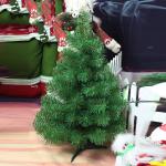 künstliche Mini-Kiefer mit kunststoffständer für schaufenster, büro, kinderzimmer, urlaubsdekoration, Kleiner Weihnachtsbaum, der Neue