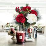 Künstliche Weihnachtsblumen, künstliche Rosensträuße, rote Rose mit Beeren, Winterblumenarrangements für Zuhause, Tischdekoration, Innen- und Außenbereich, Weihnachtsfeiertag