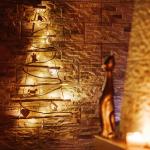 Handgemaakte kerstboom 95 cm hoog, van hazelnoothout | decoratieve hanger | met 200 cm LED-lampen | houten platen verbonden met een jute touw met een dikte van 6 mm