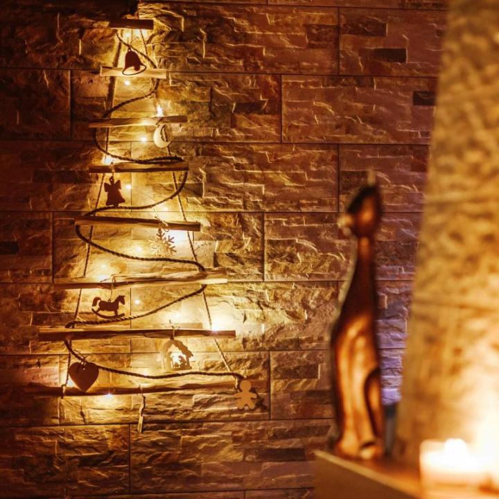 Handgemaakte kerstboom 95 cm hoog, van hazelnoothout | decoratieve hanger | met 200 cm LED-lampen | houten platen verbonden met een jute touw met een dikte van 6 mm