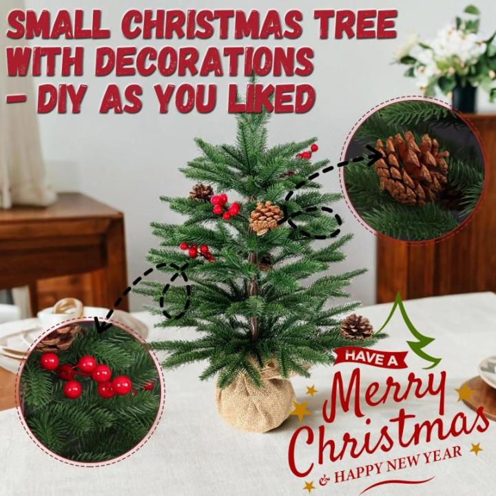 Kleine kerstboom, tafelkerstboom met 57 PE-punten, 8 dennenappels, 8 bessen, wollige, voorversierde kerstboom van 2 voet, geeft de kamer een feestelijke toon, groen