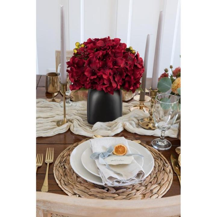 Kunstbloemen als echte kunstmatige hortensia, rode decoratieve bloemen met bessen, in zwarte keramische vaas, bloemstuk voor kantoor, woonkamer, badkamer, herfst, decoratie