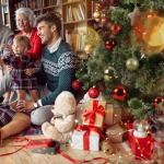 Nordmanntanne Kunstkerstboom, Levensechte Voorbehandelde Dennennaalden, Kerstboom met Handgemaakte Houten Standaard, Vakantie Decoratie voor Thuis en Winkel, 250 Warm Witte Lampjes