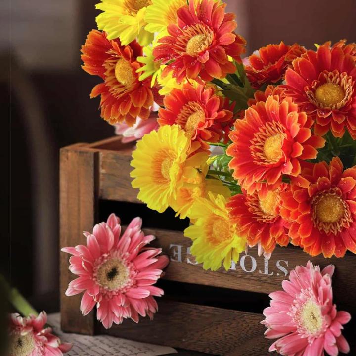 30 hoofden kunstmatige gerbera madeliefjes met dauwdruppel, 2 kleuren zijden madeliefjes die er echt uitzien met 3 vormige bladeren, nepbloemen die schitteren in het zonlicht voor