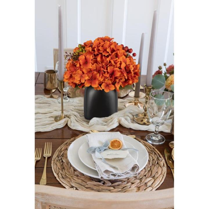 Kunstbloemen als echte kunstmatige hortensia, oranje, decoratieve bloemen met bessen, in zwarte keramische vaas, bloemstuk voor kantoor, woonkamer, badkamer, herfst, decoratie