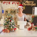 60cm Mini Künstlicher Weihnachtsbaum mit 30 LEDs Klein Tannenbaum mit Ständer PVC + PE Spitzen Christbaum für Weihnachten, Halloween, Hochzeit, Party (Schnee + Kiefernzapfen + B
