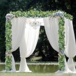 2 stuks kunstmatige eucalyptus slingers, slingers, slinger met groene bladeren, witte bloemen, slinger, kunstplant, hangplant voor achtergrond, bruiloft, decoratie, tafelloper, mid