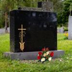 4 bundels begraafplaatsbloemen voor graf, rode begraafhofbloemen voor graf, valse rozen kunstbloemen voor graven, 12 bloemkoppen, zijden gedenkbloemen voor grafvaas, kunstbloemen 1