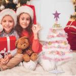 Kleine roze kerstboom, 60 cm mini-kerstboom met led-lichtketting en hangende ornamenten, werkt op batterijen, doe-het-zelf kerstboom voor kerstdecoraties