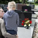 Friedhofsblumen für Grab, 4 Bündel Gefälschte Rosen 11.8 '' Künstliche Blüten für Graves 12 Blumenköpfe Seidengedenkblumen für Grab Vase Cemetery Dekor rot, künstliche Blu