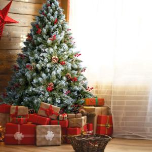 Kerstboom van 2,1 m met dennenappels en bessen, 2,1 m PVC kunstmatige kerstboom met sneeuw stroomden tips kerstdecoratie staande kerstboom voor binnen buiten groen en wit