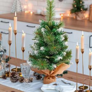 60 cm kleine pvc-kerstboom met 60 bladpunten van dennennaalden, mini-tafel kunstkerstboom in wit spuiten, linnen katoen en cementbasis voor kerstdecoraties