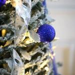 Künstlicher, vordekorierter, beleuchteter Pop-up-Weihnachtsbaum mit hängenden Kugeln für Weihnachtsdekoration (Blau und Weiß), 1,8 m