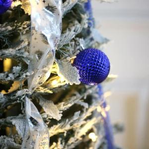 Künstlicher, vordekorierter, beleuchteter Pop-up-Weihnachtsbaum mit hängenden Kugeln für Weihnachtsdekoration (Blau und Weiß), 1,8 m