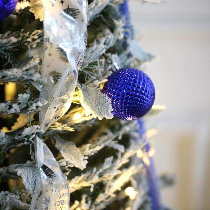 Künstlicher, vordekorierter, beleuchteter Pop-up-Weihnachtsbaum mit hängenden Kugeln für Weihnachtsdekoration (Blau und Weiß), 1,8 m