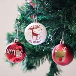 9 stuks 6cm , kerstboomballen, traditioneel rood en wit elandentekenthema, kerstboomversiering, uitgerust met touw kraftpapier inwikkeling