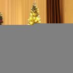 6 Fuß künstlicher Weihnachtsbaum, schneebeflockter schmaler Weihnachtsbaum mit PVC-Zweigspitzen, Metallscharnieren und faltbarem Sockel, ideal als Dekoration für Feiertage, Zuha